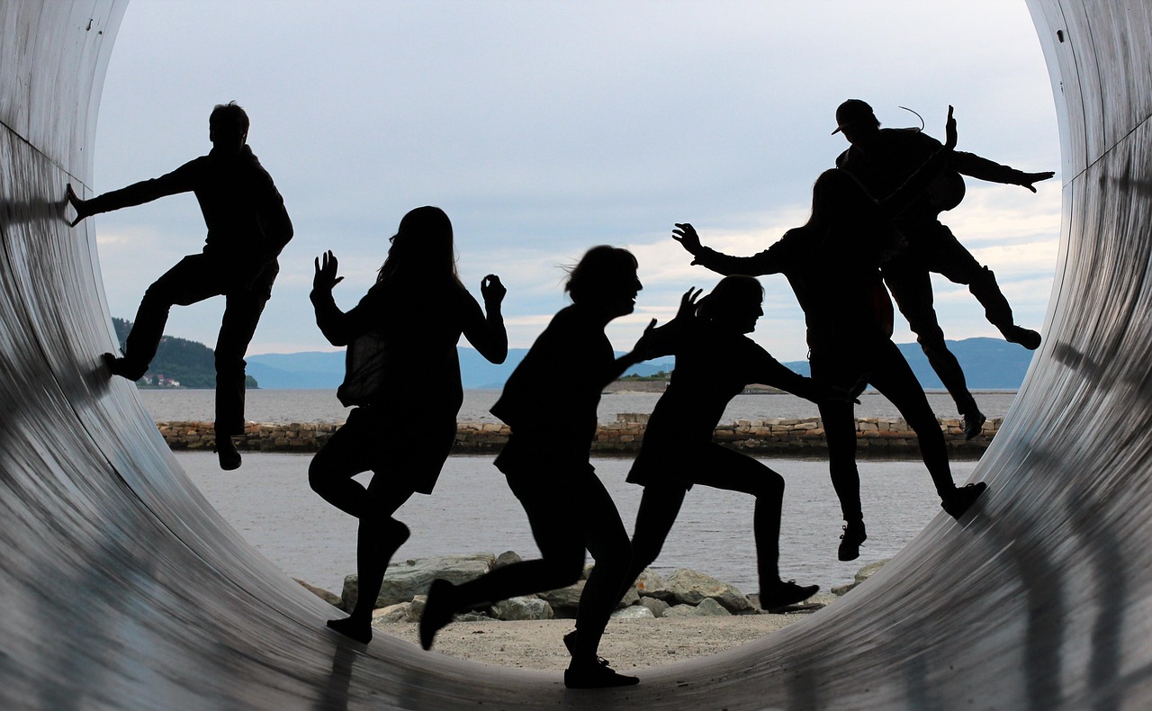 friendship, fun, backlighting, together, characters, people, nature, tube, fjord, water, sky blue, outlines, the shade, running, to dance, team, community